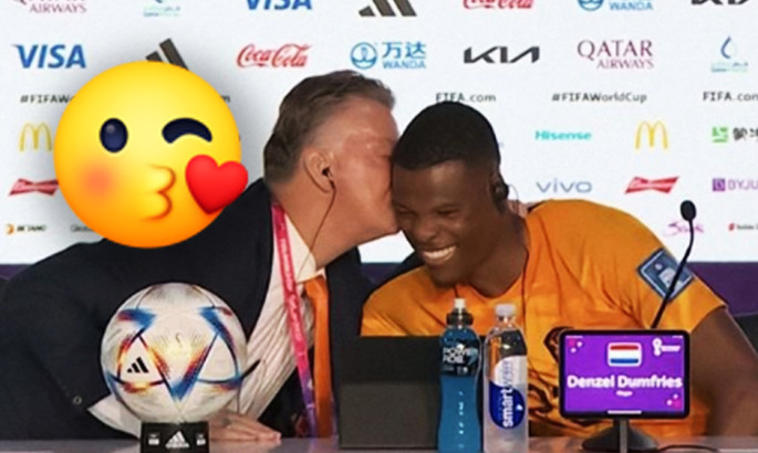Тренер збірної Нідерландів поцілував свого підопічного після матчу ЧС-2022 - ВІДЕО