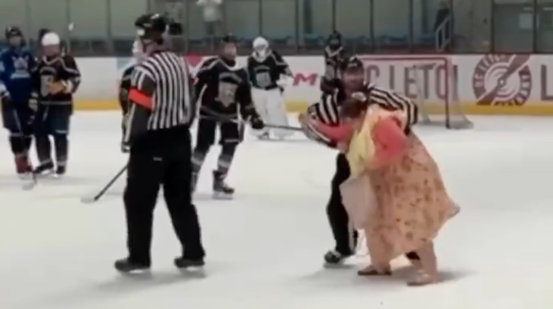 Хотіла врятувати сина від ганьби: розлючена мама вибігла на лід під час юнацького хокейному турнірі