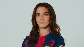 У Барселоні встановили золоту скульптуру на честь володарки Золотого м'яча