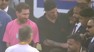 Друг Мессі відштовхнув організатора заради фаната: кумедний момент з турне аргентинця