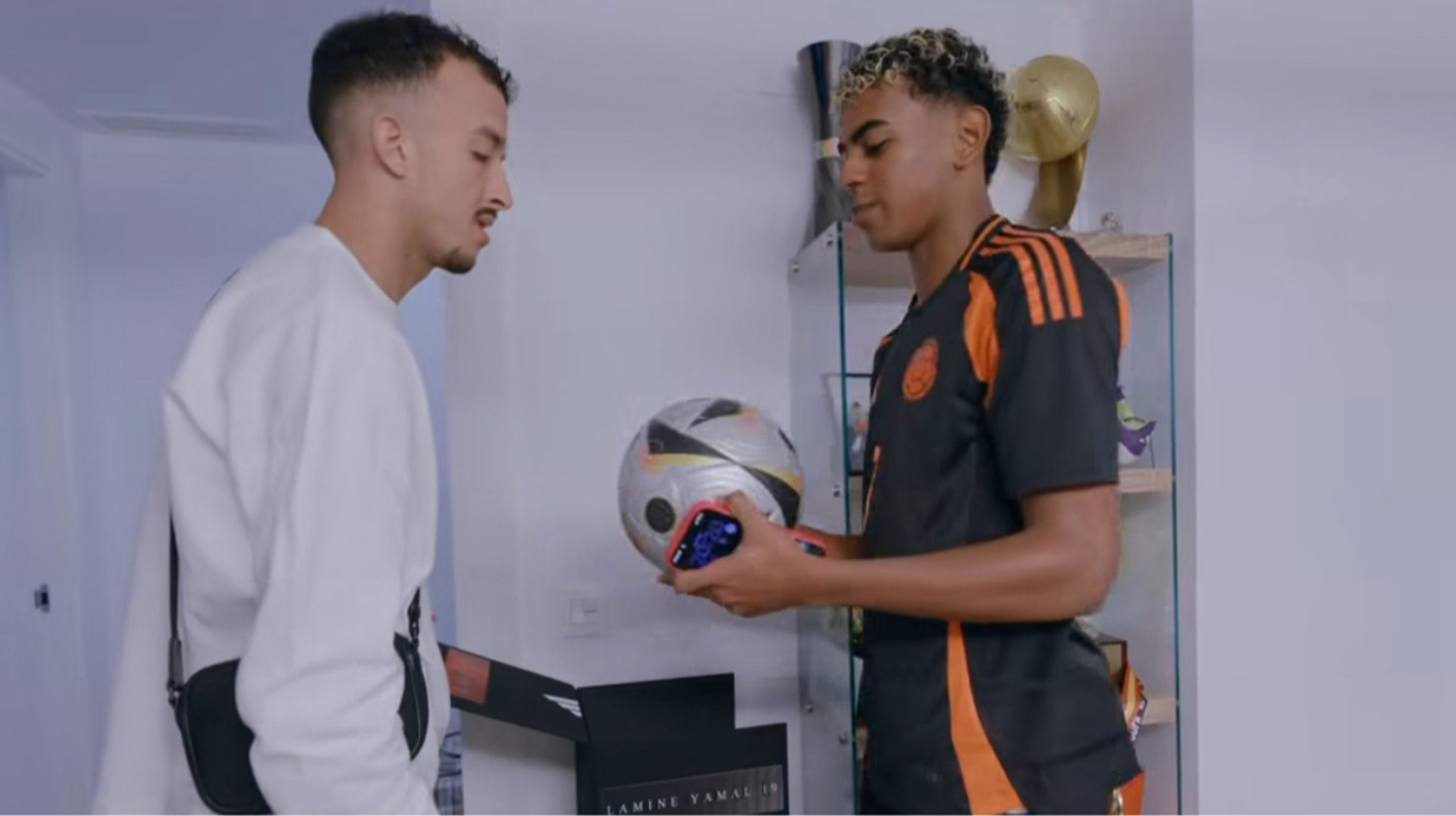 Собрал за сутки более 600 тысяч подписчиков: юный талант Барселоны запустил YouTube-канал