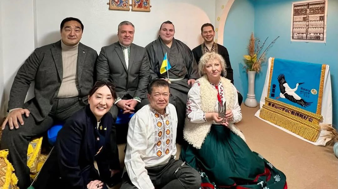 Сумоїст Аонішікі відвідав відкриття українського ресторану в Токіо