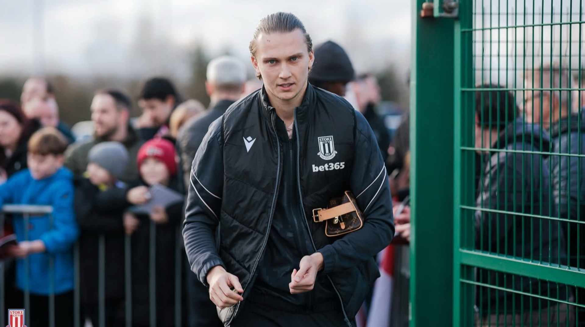 Сбил российский бомбардировщик: фанаты английского клуба придумали песню об украинском футболисте