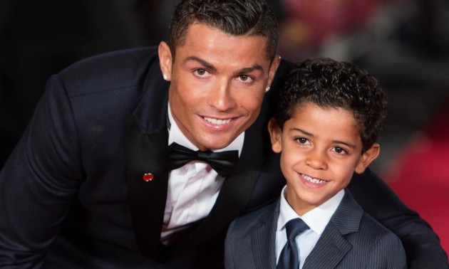 Роналду із сином зіграли у футбол з безногим хлопчиком