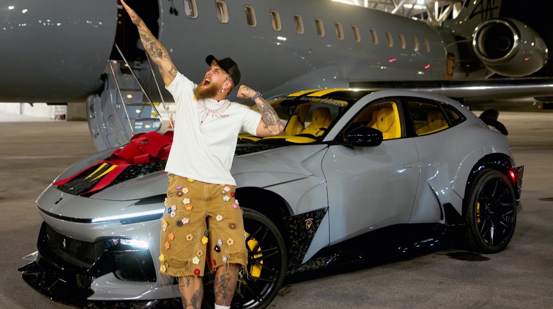 Серый хищник с желтым салоном: Джейк Пол подарил себе уникальный Ferrari за 750 тысяч долларов