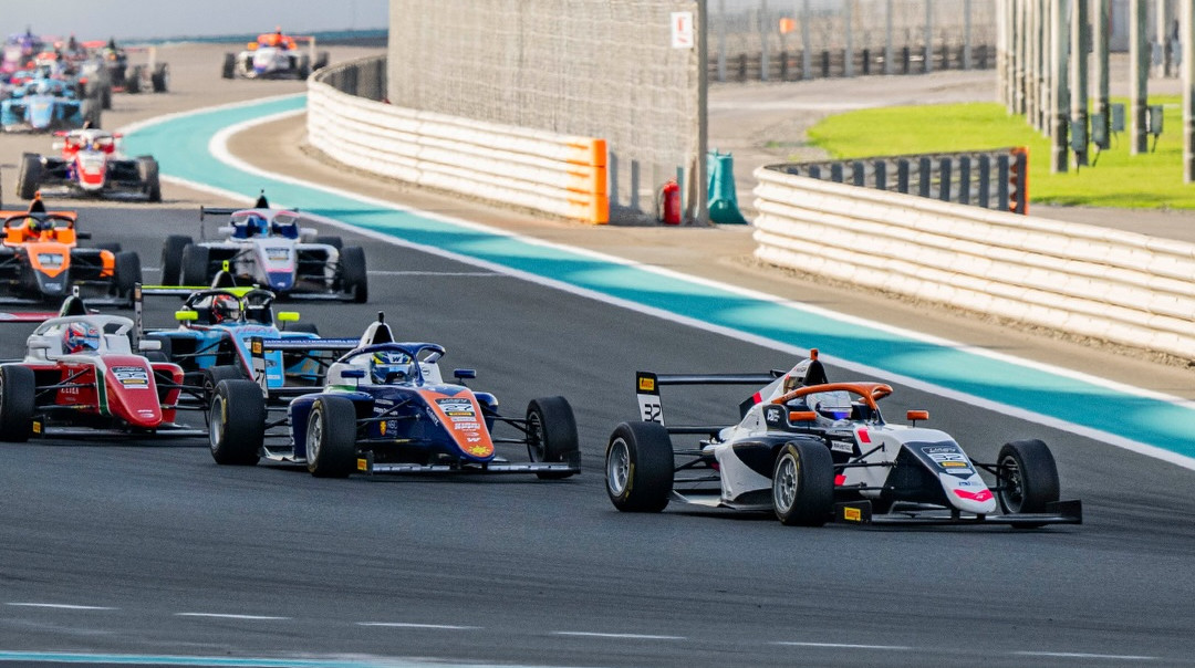 Бондарев лидирует в общем зачете UAE4 после первого этапа