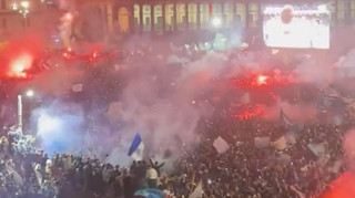 Неаполь у вогні: тисячі фанатів Наполі бурхливо святкують чемпіонство на центральній площі міста