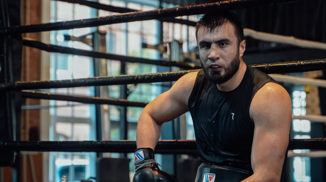 На глазах Усика: двукратный олимпийский чемпион нокаутировал непобежденного нигерийца