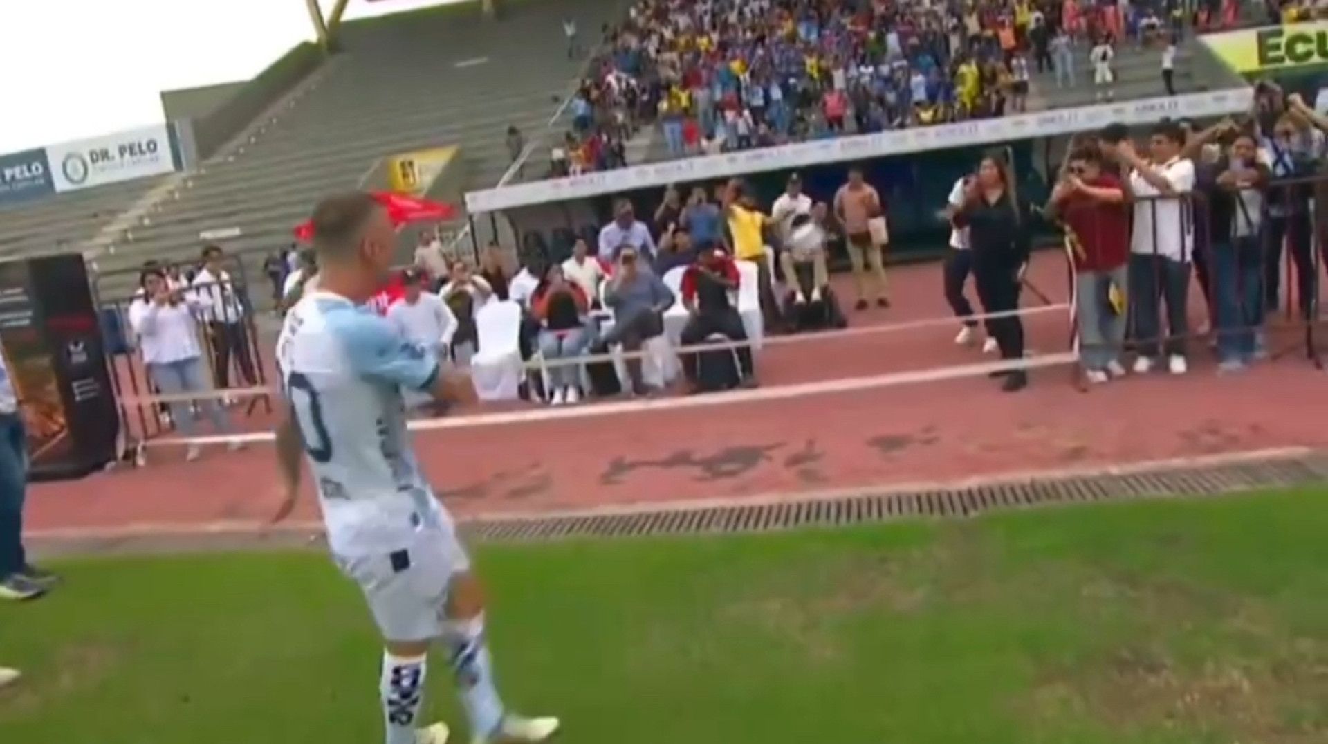 Презентація пішла не за планом: новачок клубу з Еквадору зарядив м’ячем просто в обличчя фанату