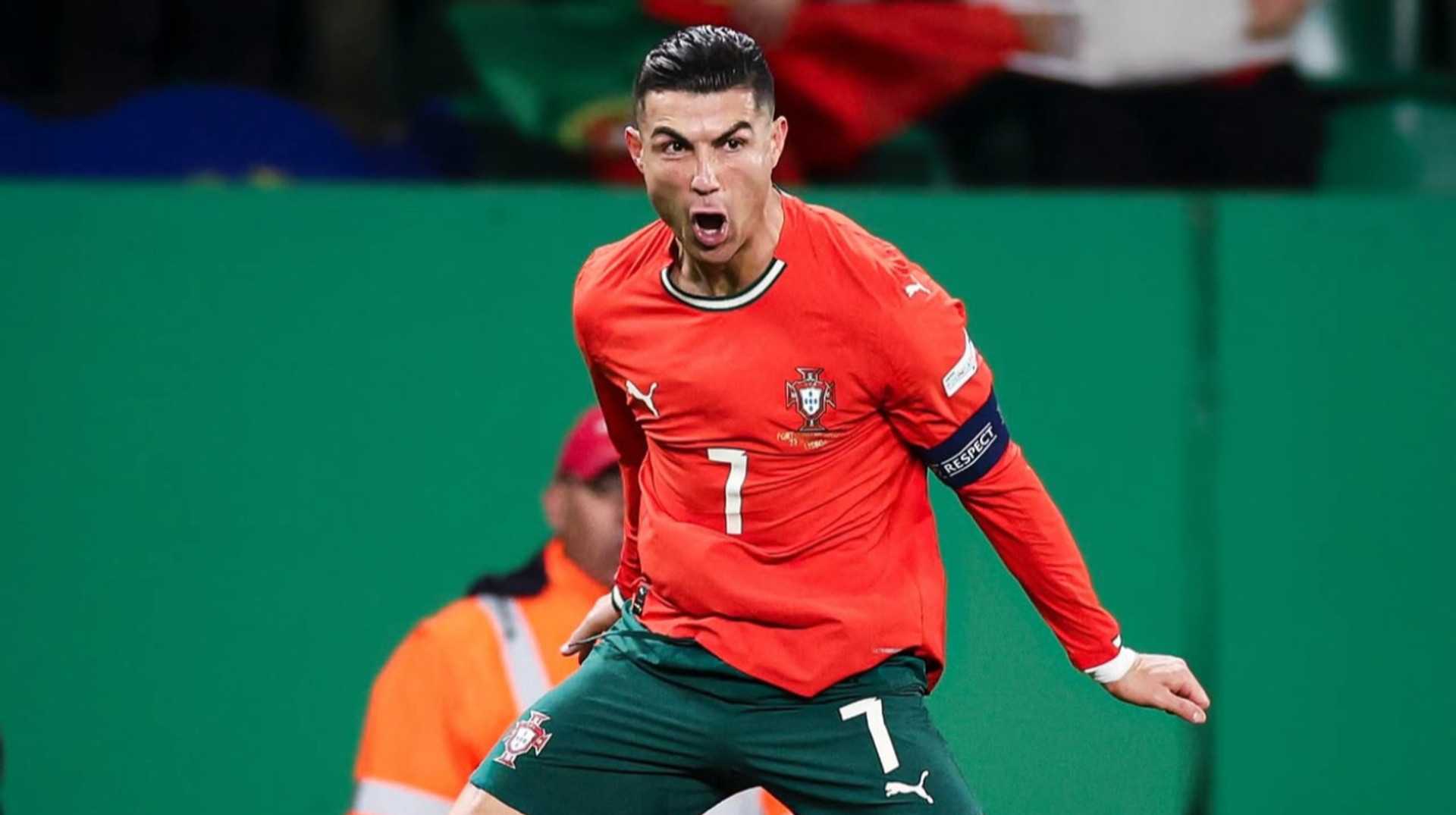 Роналду повторив легендарне фото із трофеєм Ліги націй