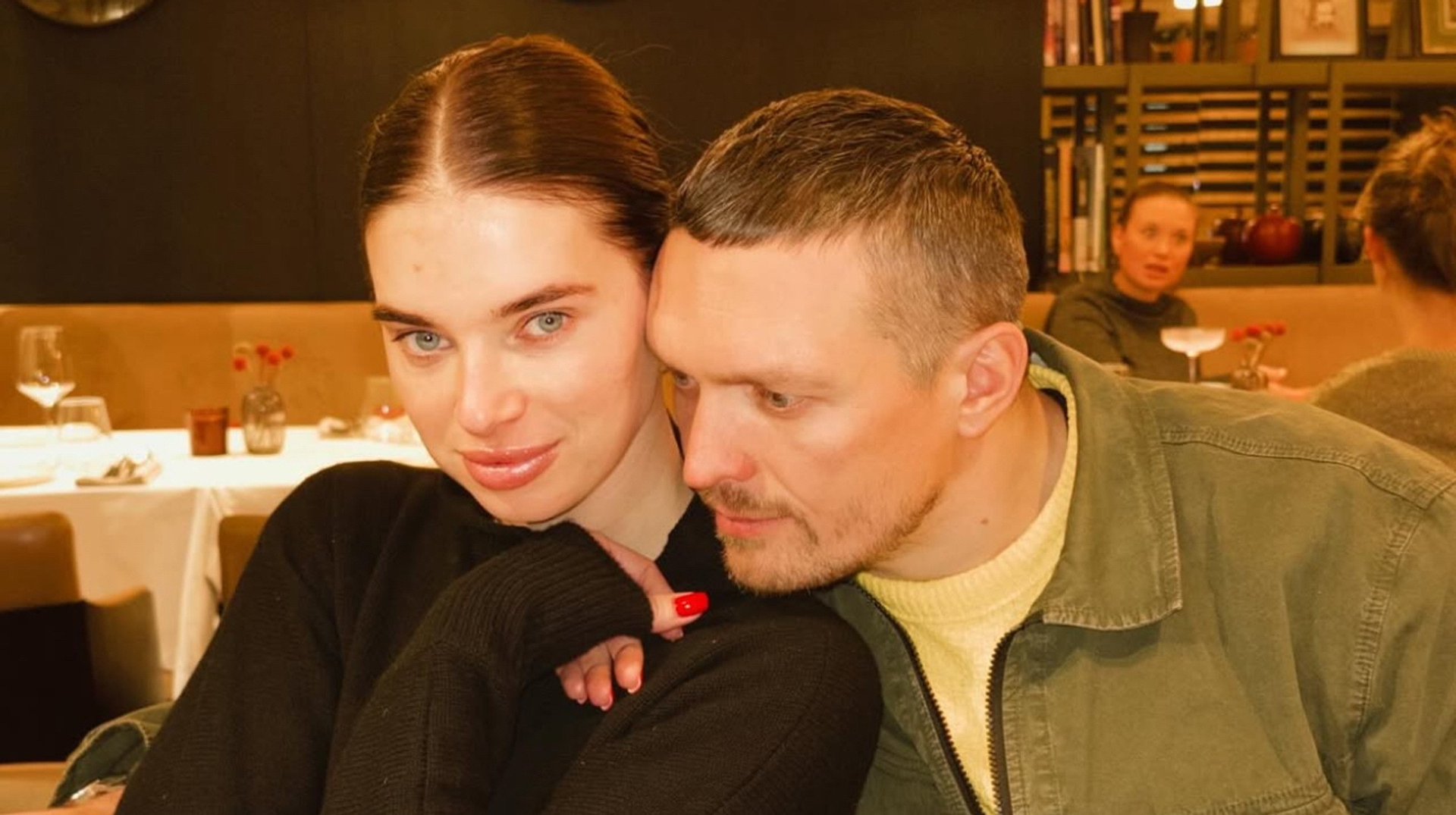 Дружина Усика вибігла на ринг після бою з Дюбуа, щоб привітати чоловіка теплими обіймами