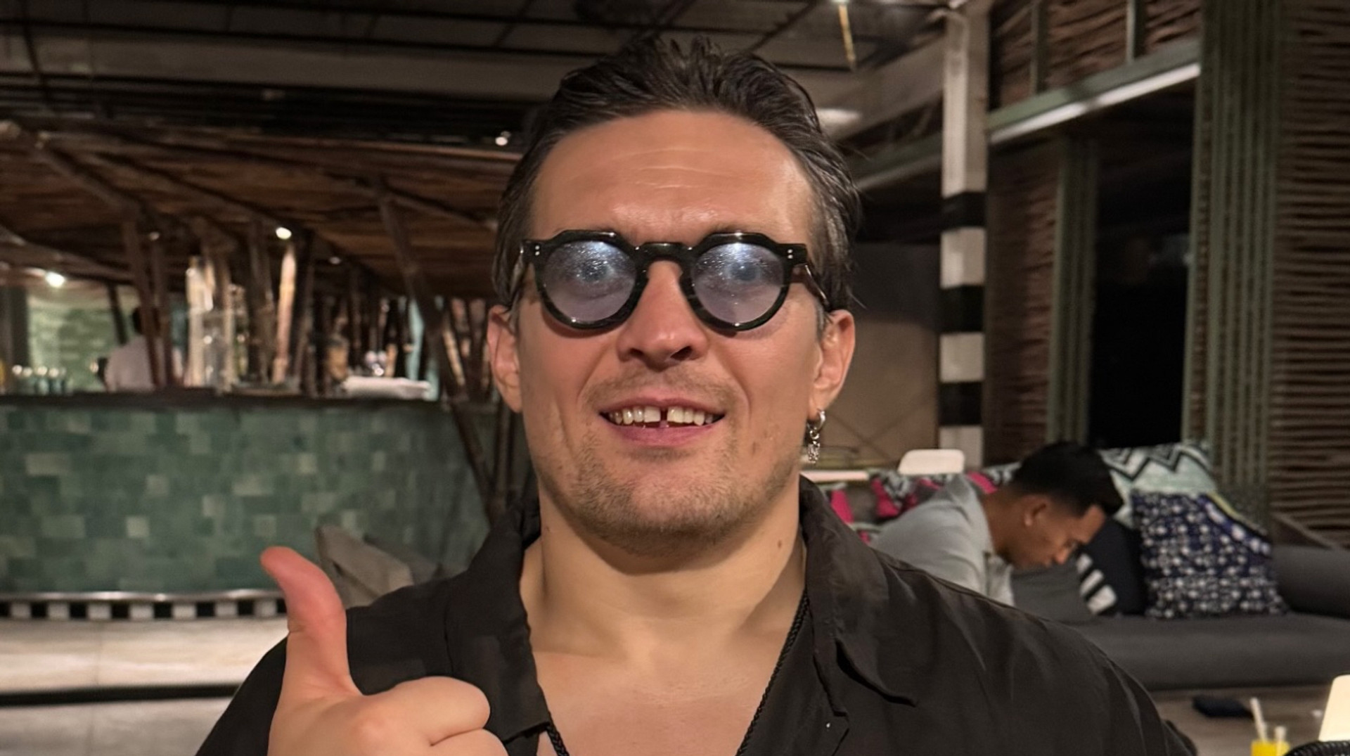 Боксирует под водопадом: Усик поделился атмосферным фото с отдыха на Бали