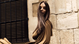 Дружина Усика вразила соцмережі ефектною фотосесією у відвертій сукні