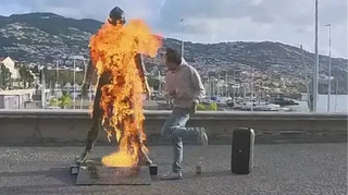 Божевільний фанат підпалив статую Роналду на Мадейрі і влаштував дикий танець