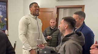 Ексклюзив для гостя: Джошуа в Україні подарували золотий iPhone за понад 5 тисяч доларів