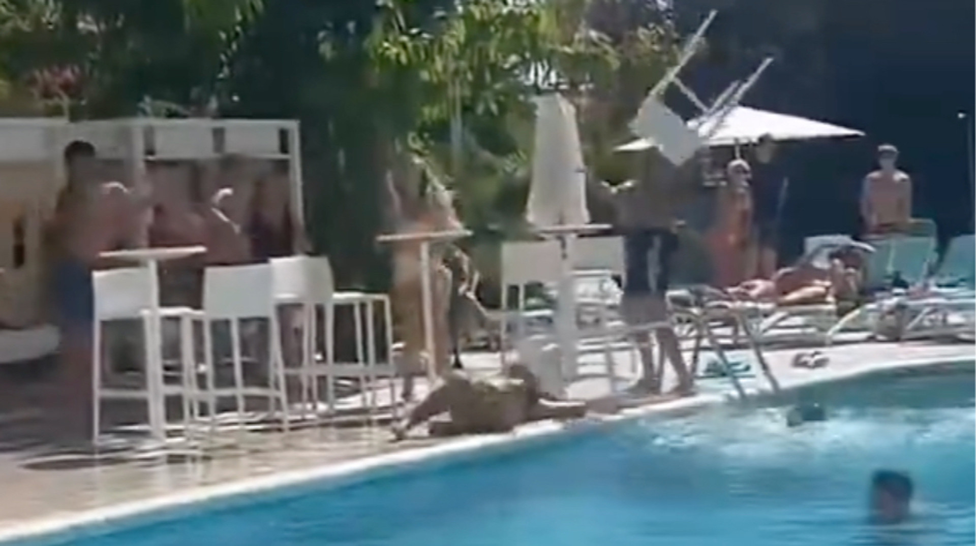 Англійський футболіст з'їхав з глузду, кинувши стілець у жінку під час відпочинку на Ібіці