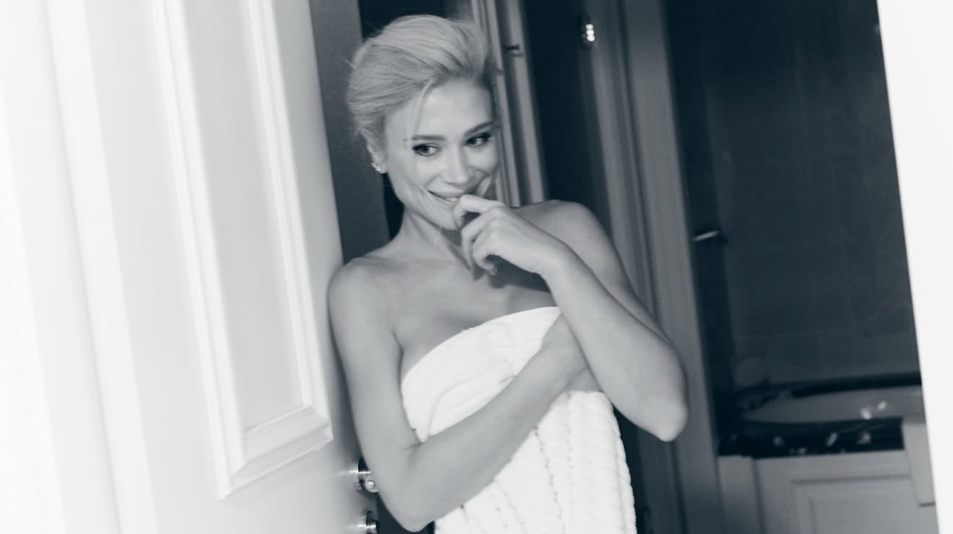 Мотивація на матч з Хамруном: дружина лідера Шахтаря похизувалася гарячими знімками у рушнику