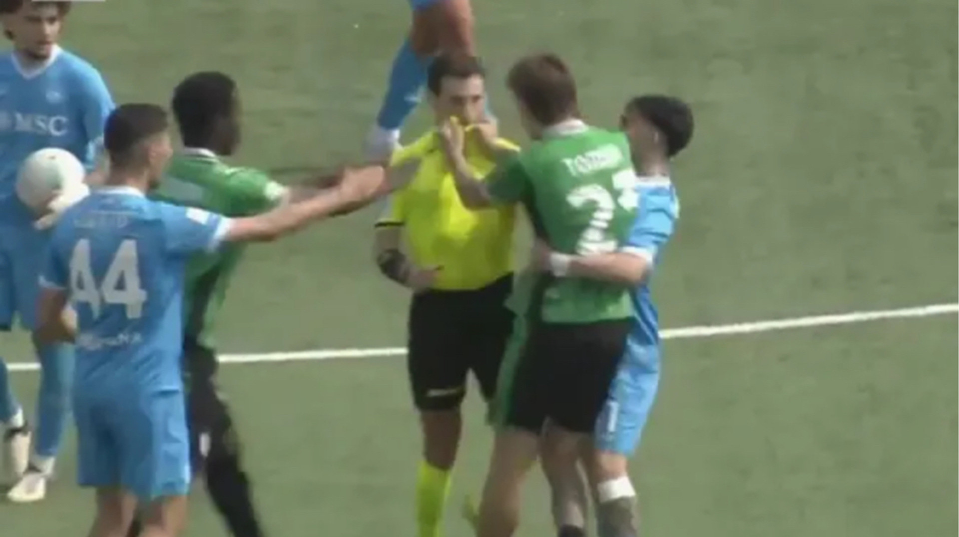 В Італії юний футболіст накинувся на арбітра після вилучення: клуб готує покарання