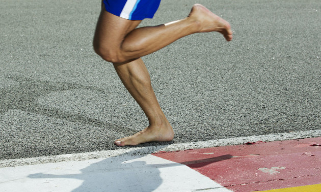 Біг босоніж визнали менш травматичним, ніж в кросівках