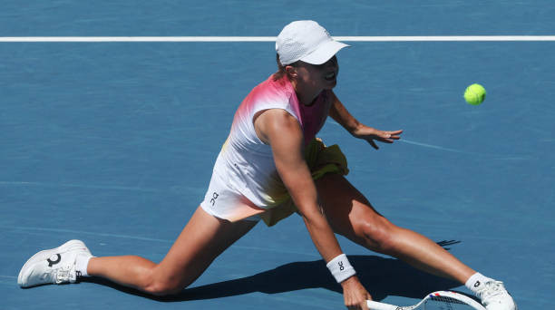 Швьонтек не стримала емоцій у матчі з Остапенко, кинувши ракетку