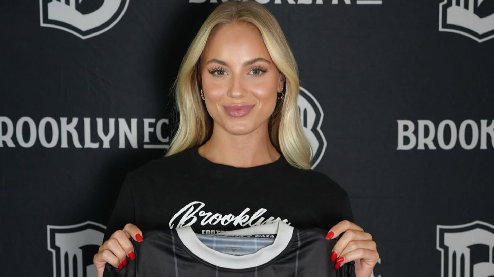 Найкрасивіша футболістка світу разом із сестрою зробила сенсаційний трансфер у США