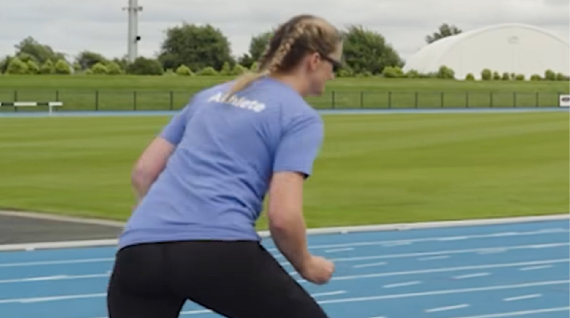 Жінка з Англії встановила унікальний рекорд: пробігла 100 метрів босоніж по конструктору LEGO