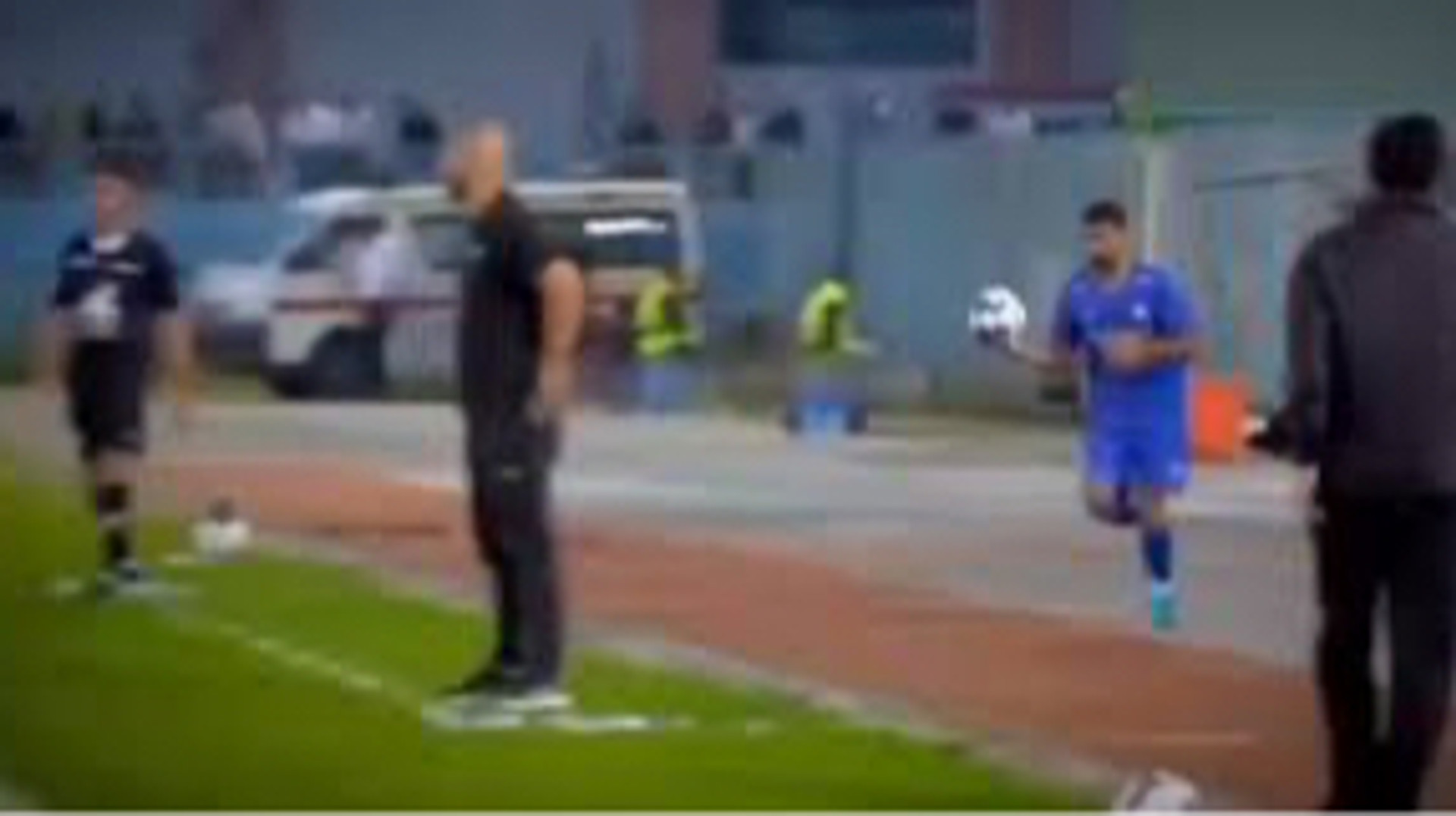 Чудом уцелел: в Иране футболист едва не сломал себе шею, выполняя эффектный вброс аута