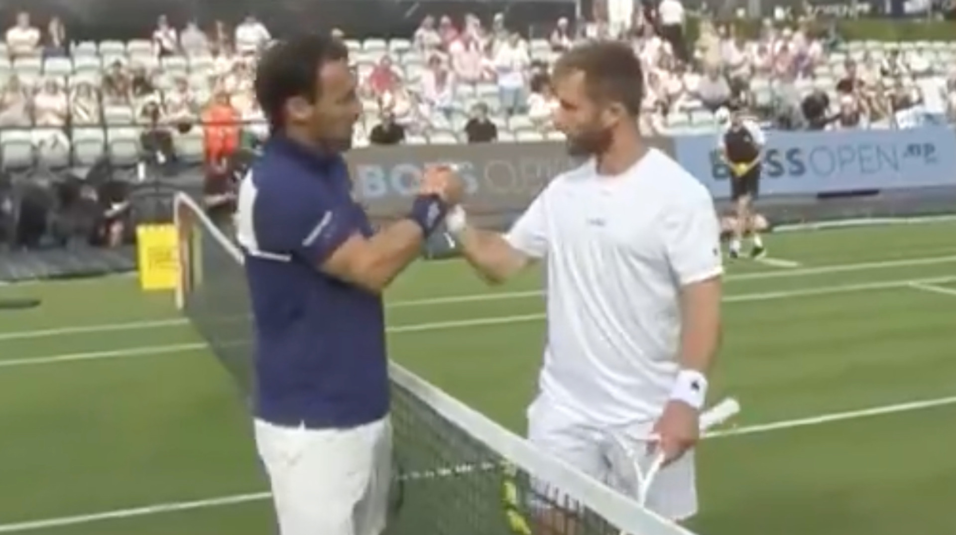 Подивись на мене, маленьке порося: в італійського тенісиста зірвало дах під час рукостискання