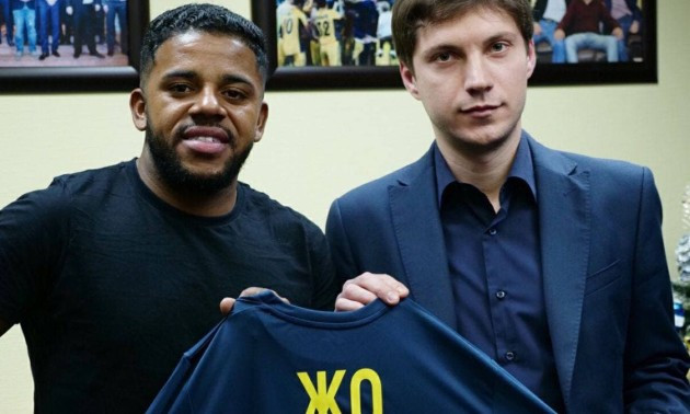 Метал підписав Жо