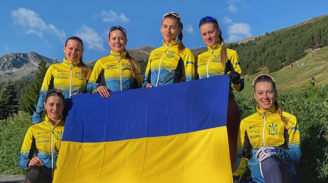 Пишаємося виступати під його кольорами: українські біатлоністки зробили патріотичне фото до Дня прапора