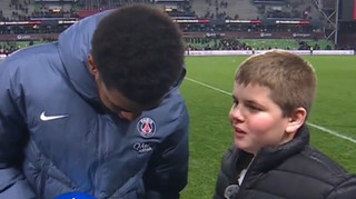 Тричі обійняв і поцілував: маленький фанат мило віддячив одноклубнику Забарного за футболку