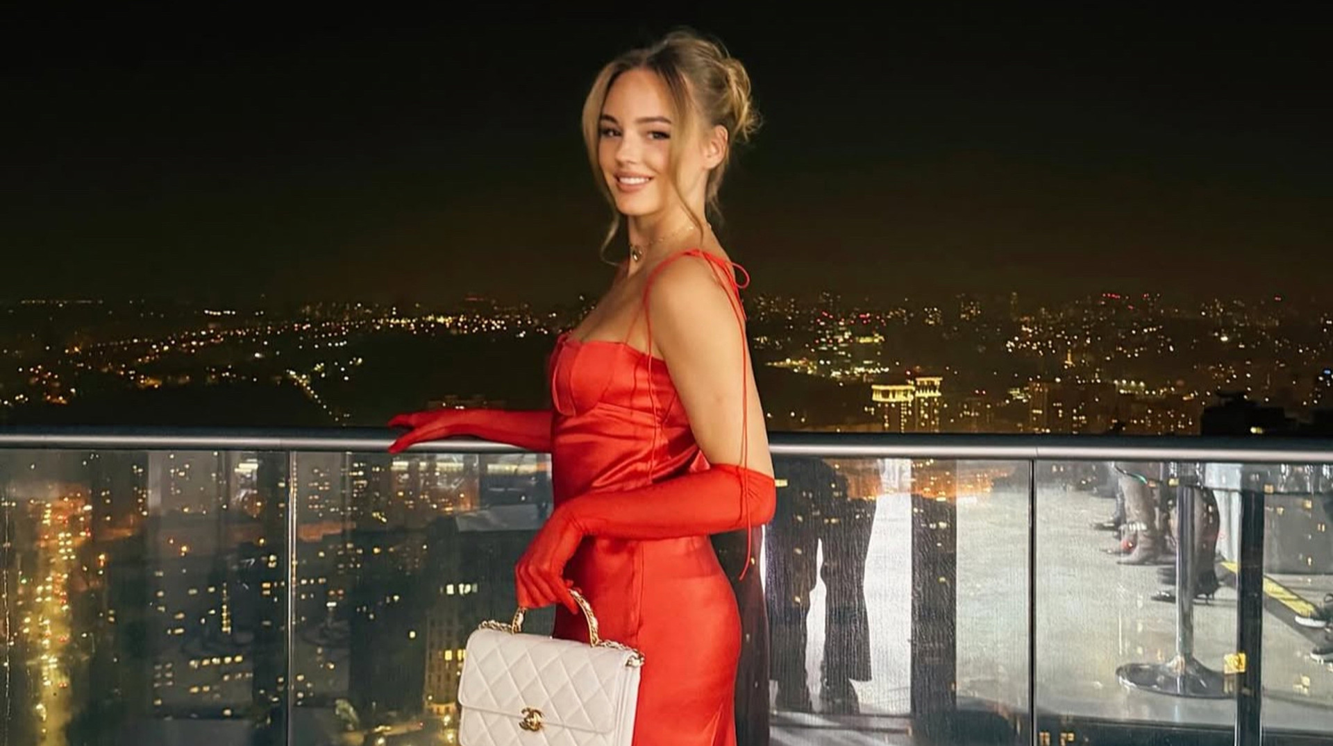 Червона сукня і нічний Київ: Білодід зачарувала фанатів новими фото