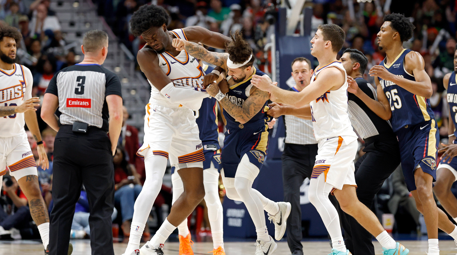 НБА дисквалифицировала Альварадо и Уильямса за драку