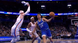 Креативність зашкалює: гравець НБА заблокував кидок суперника своїм кросівком