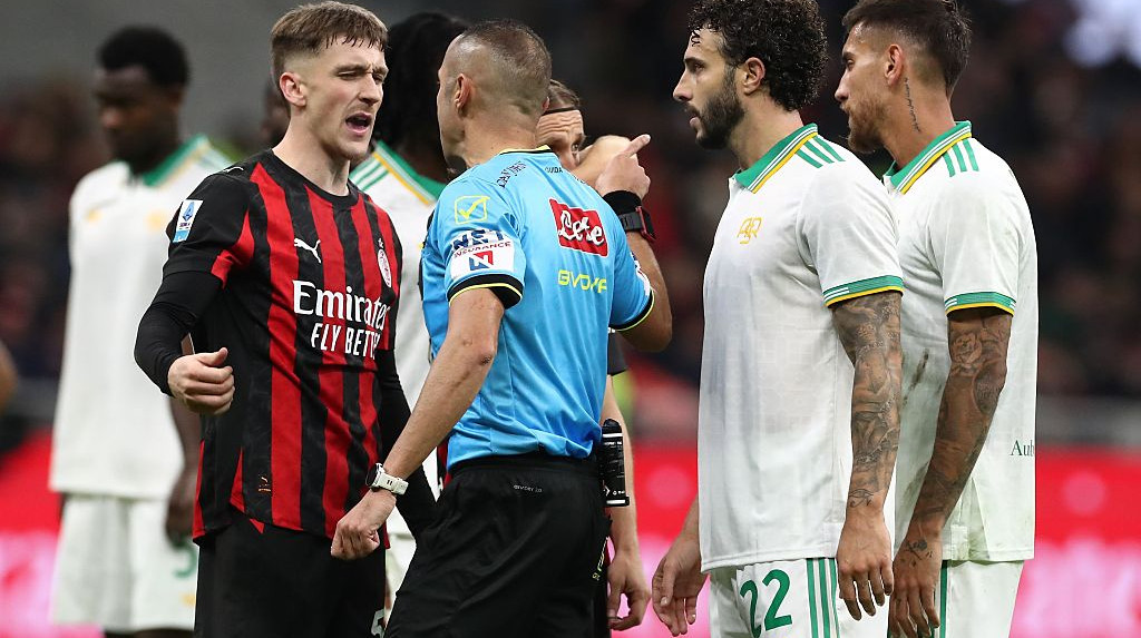 Судью матча Милан – Рома подозревают в том, что он намеренно ударил игрока Милана
