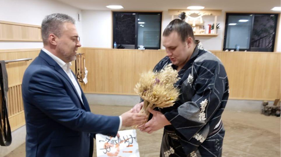 Від фейкового акаунту Аонішікі робили шахрайські збори – Посольство України в Японії