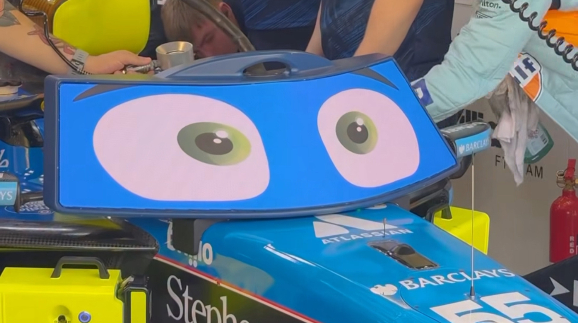 Как в мультфильме Тачки: команда Формулы-1 креативным образом оживила свой болид