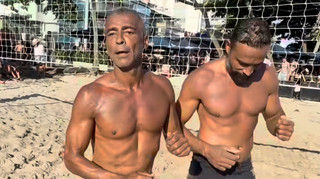 60-річний легендарний футболіст вразив фанатів шикарною формою під час гри з м'ячем на пляжі