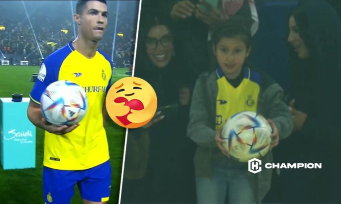 Роналду подарував м'яч маленькій дівчинці під час презентації в Аль-Насрі - ВІДЕО