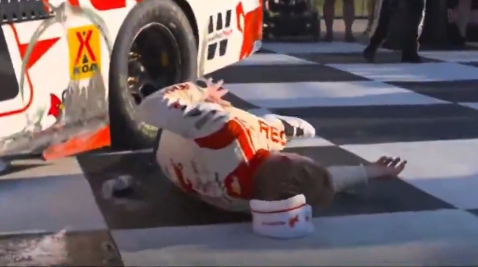 Победа с болевым финалом: 19-летний гонщик NASCAR сломал ключицу во время празднования