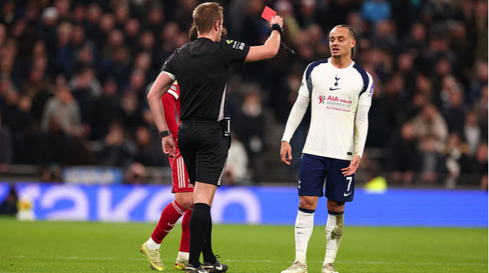 Тоттенхэм теряет лидера: Хави Симонс получил трехматчевую дисквалификацию