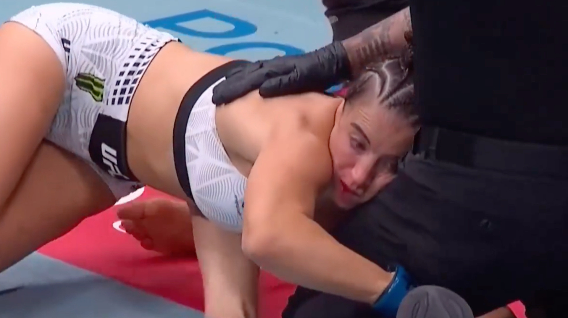 Зірка UFC настільки брутально нокаутувала суперницю, що та без свідомості намагалася побороти рефері