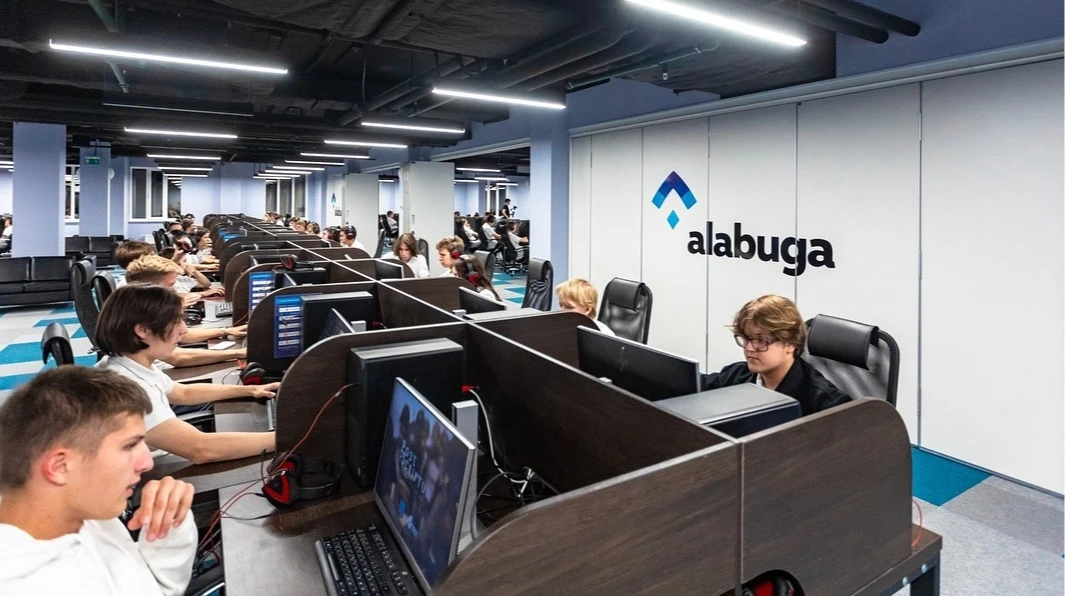 Twitch забанив російських стрімерів за рекламу Алабуга Політеху, пов'язаного з виробництвом Шахедів