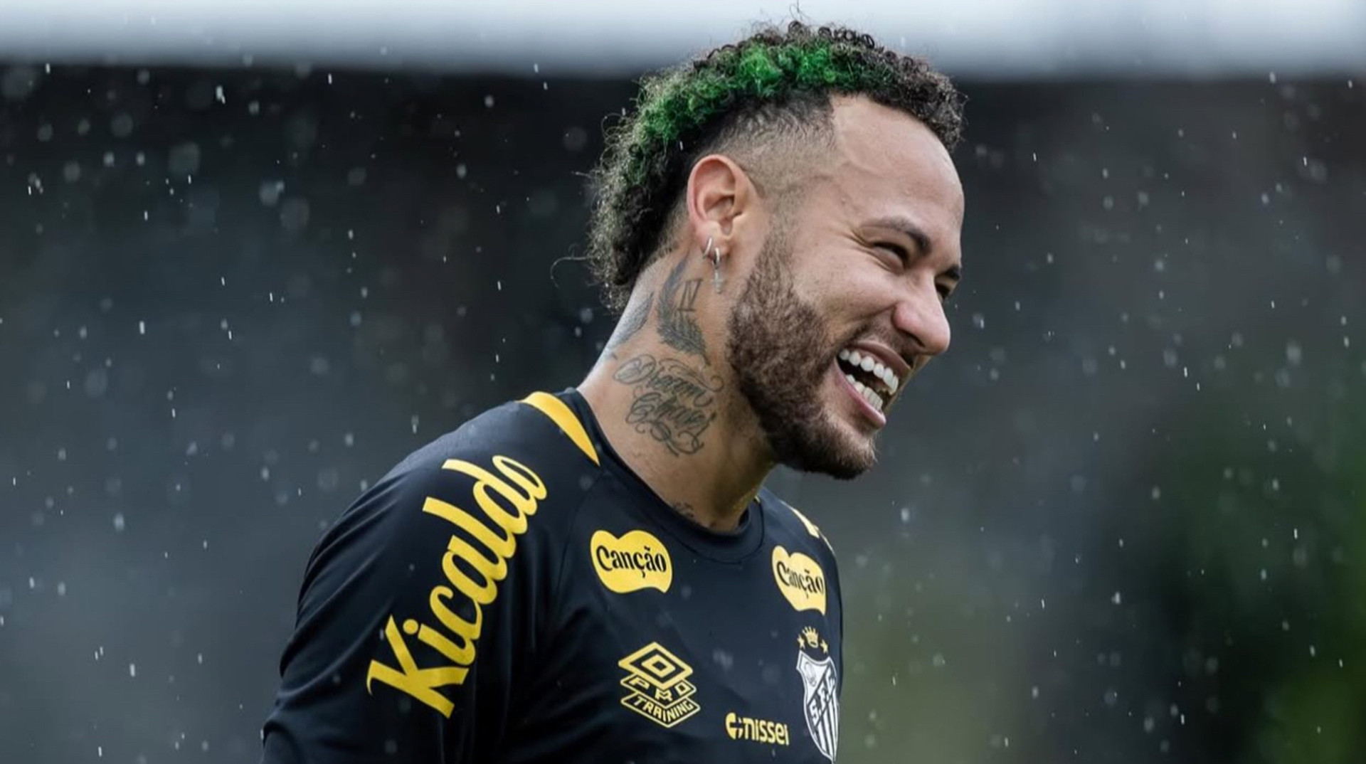 Неймар снова удивил: бразилец исполнил уникальный штрафной удар с финтом