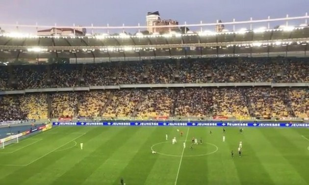Відео дня. Уболівальники на Олімпійському освистали Динамо після поразки від Десни