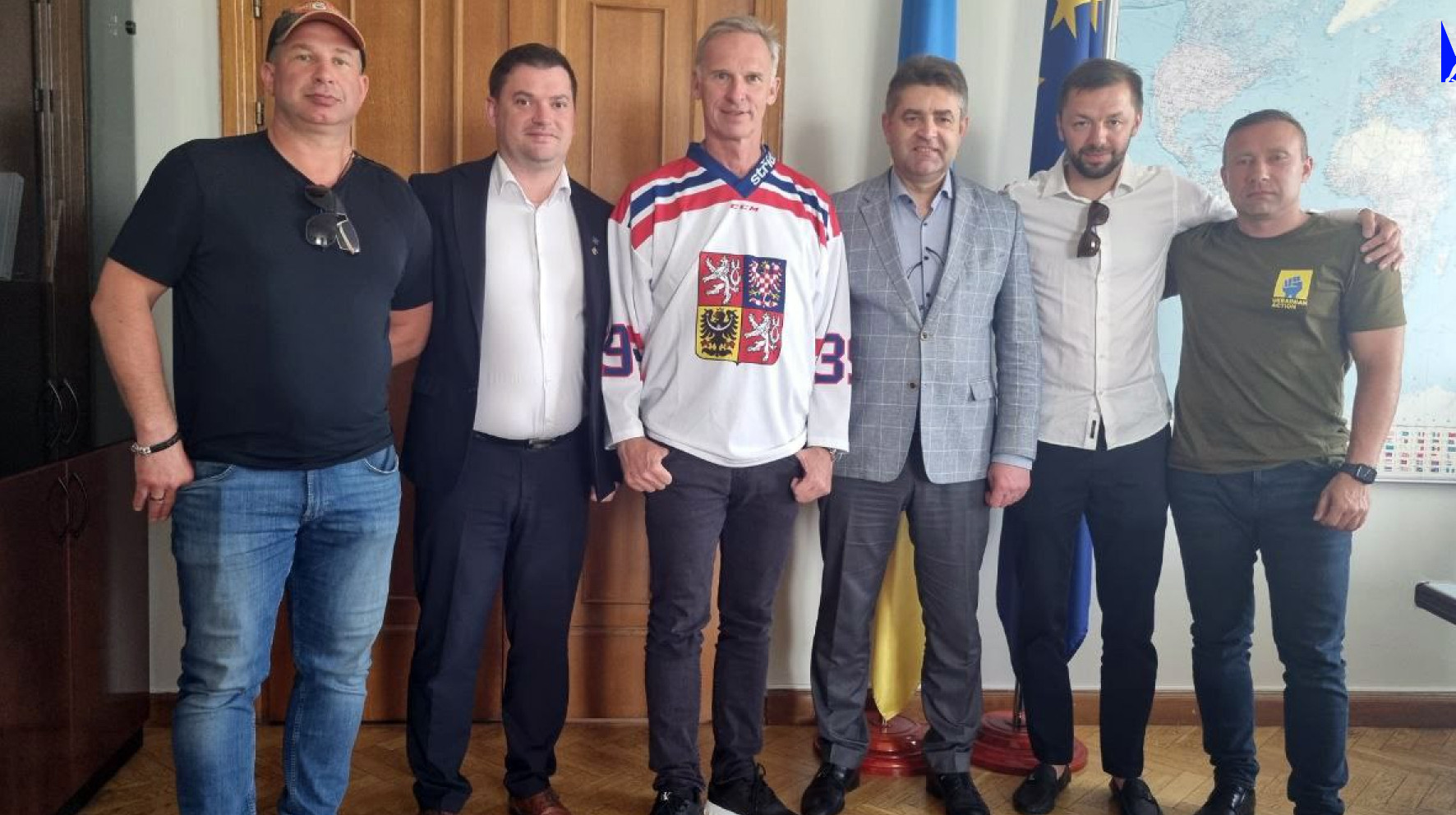 Гашек: Трамп делает все, чтобы Украина потеряла часть своей территории