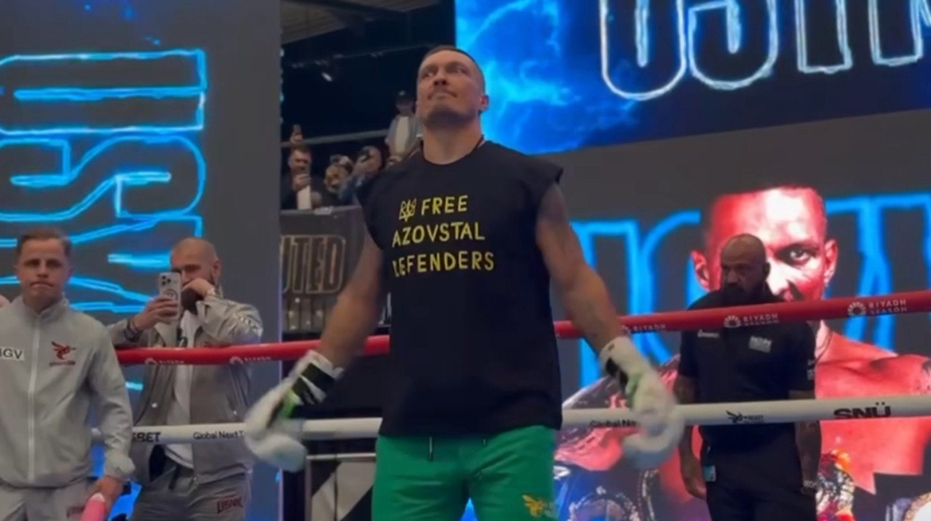 Усик провел тренировку накануне реванша с Дюбуа со звездным бойцом ММА