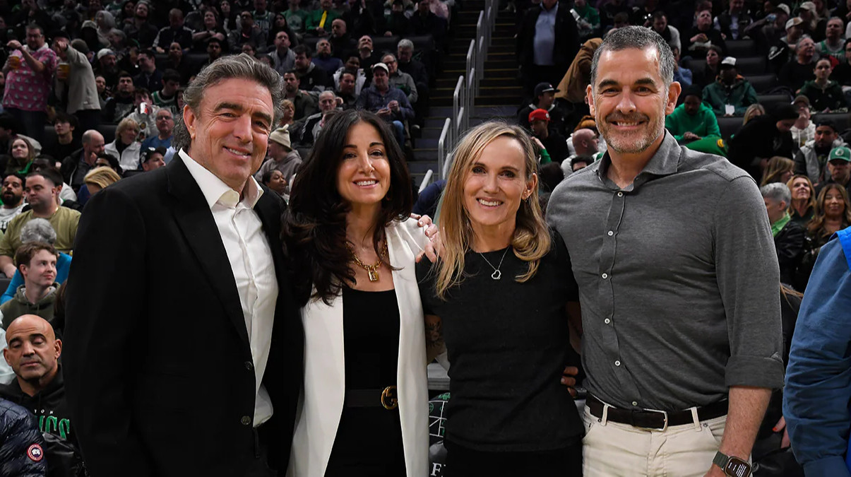 Вік Гроусбек (ліворуч) та Вільям Чісхолм (праворуч)