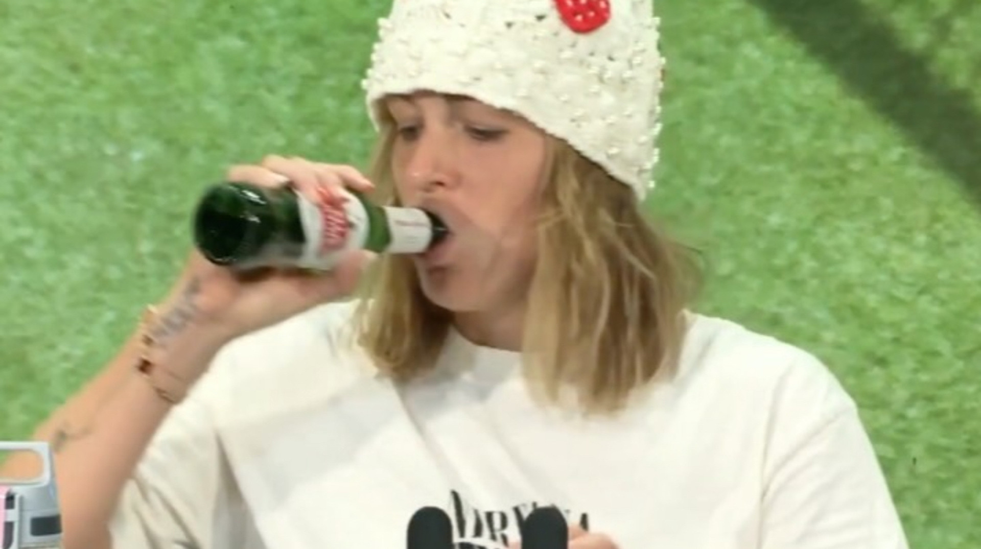 Показала свою натуру: російська тенісистка з'явилася на пресконференції Вімблдону із пляшкою пива