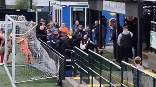 Хаос на футбольному матчі: гравець вдарив фаната, гру зупинили при рахунку 6:0
